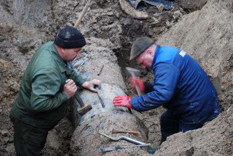 КП «Луцькводоканал» ліквідовує порив на центральному водогоні.