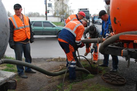 Луцькводоканал ремонтує мережі по місту.